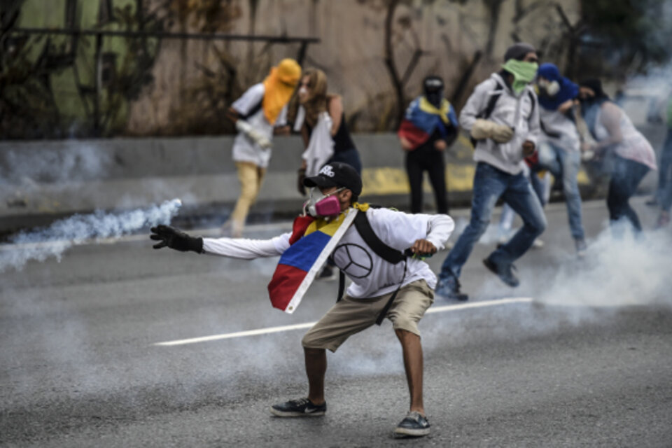 Las fuerzas de seguridad reprimieron a manifestantes que intentaron avanzar hacia el centro de Caracas. (Fuente: AFP)