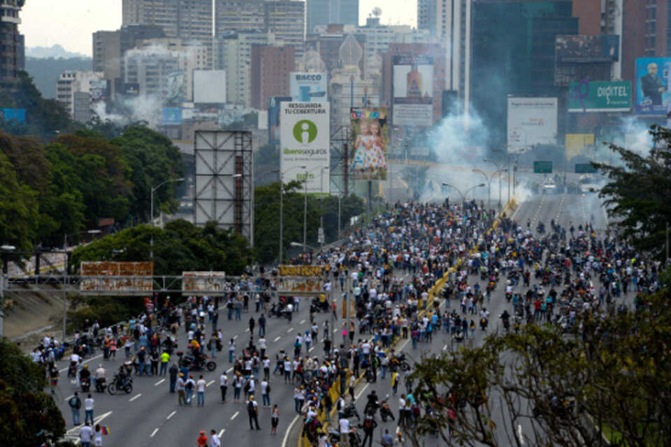 La marcha opositora chocó con la policía cuando intentó avanzar por la autopista Francisco Fajardo. (Fuente: AFP)