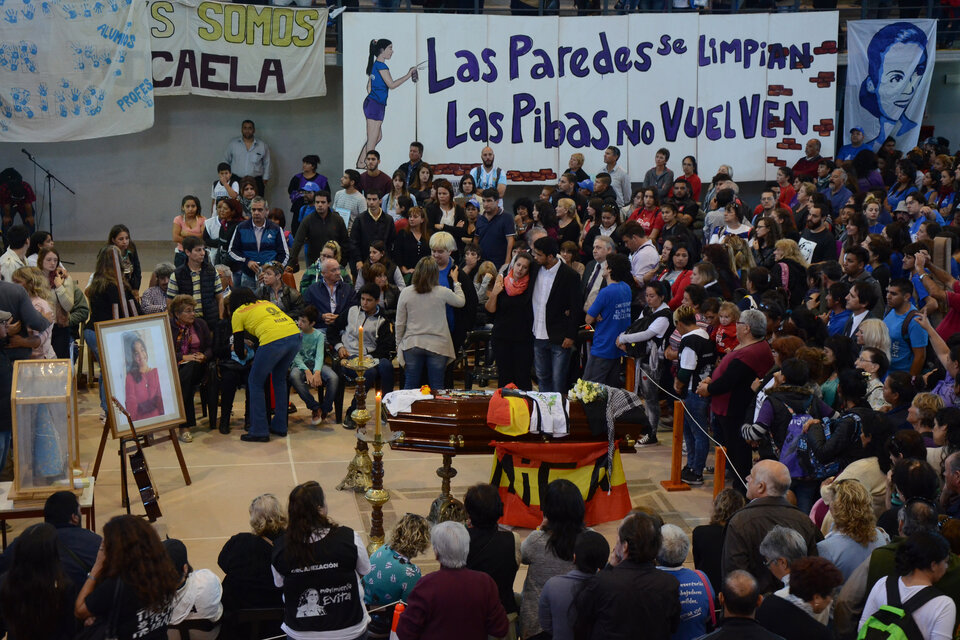 El velorio de Micaela en un gimnasio de Concepción del Uruguay. (Fuente: Télam)