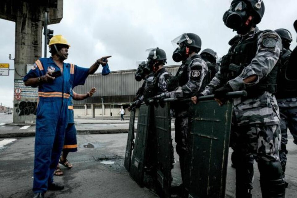 Un manifestante desafía a la policía durante la jornada de protesta. (Fuente: AFP)