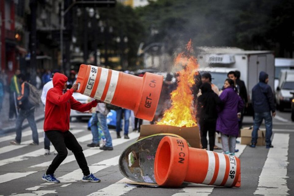 Los trabajadores brasileños protestan contra las políticas de Temer.