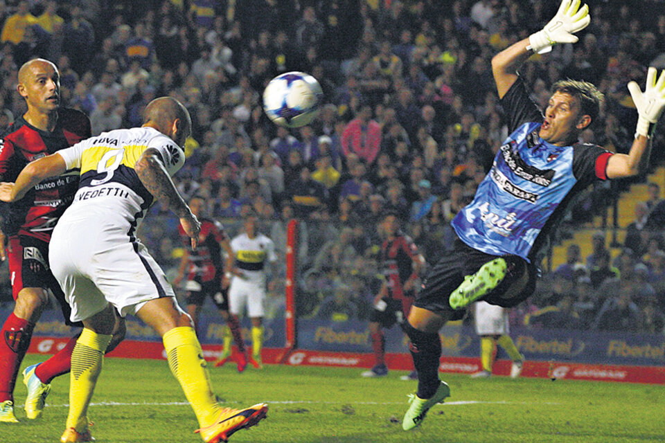 Benedetto cabecea por el segundo palo para marcar el gol de Boca, al final del primer tiempo. (Fuente: Julio Martín Mancini)
