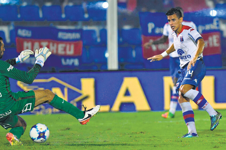 Agustín Cardozo define ante la salida de Torrico, para marcar el primero de los cuatro goles de su equipo.