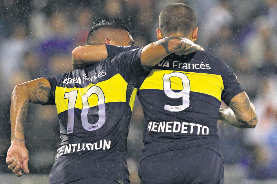 Centurión y Benedetto, abrazos tras el festejo del primer gol. (Fuente: Fotobaires)
