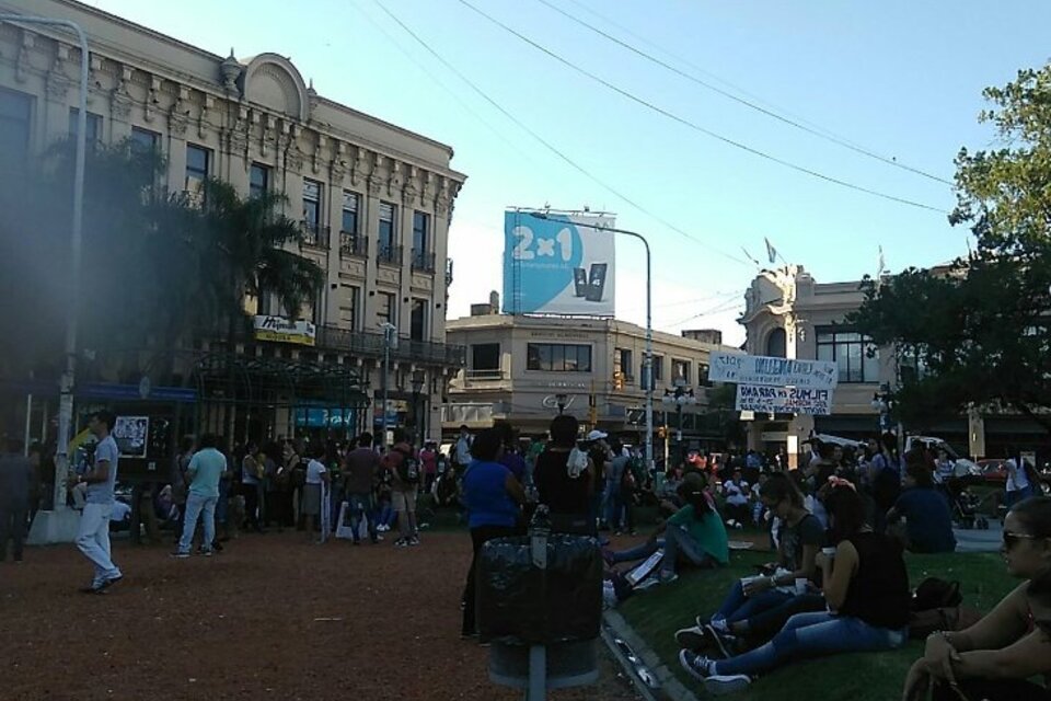 La gente llega a la plaza principal de Paraná para marchar por Micaela.  (Fuente: Twitter)