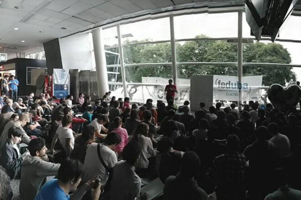 Los universitarios realizaron el lunes una clase pública en Aeroparque. (Fuente: Feduba)