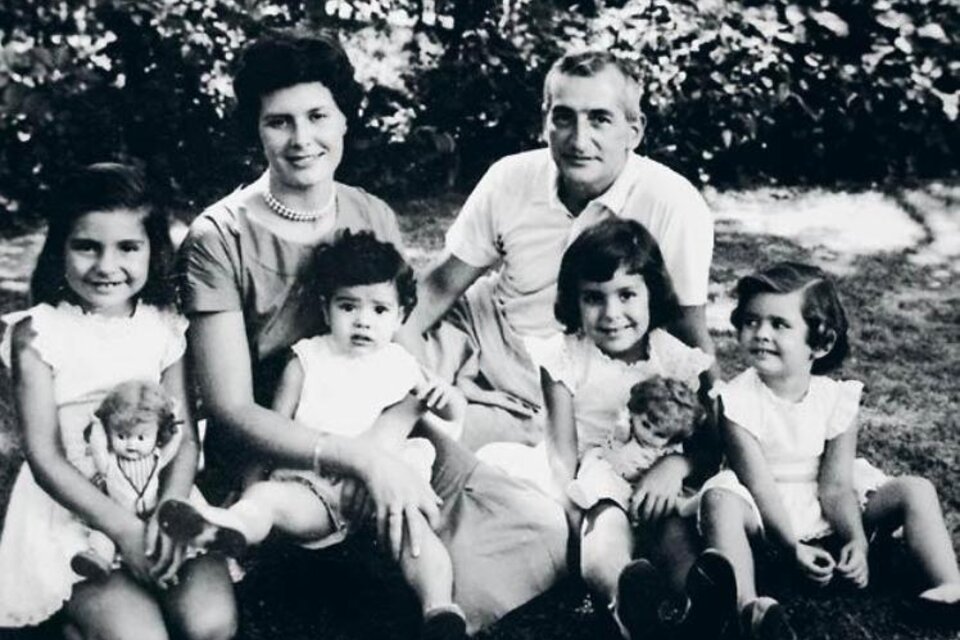 Oesterheld, junto a su esposa y sus cuatro hijas.