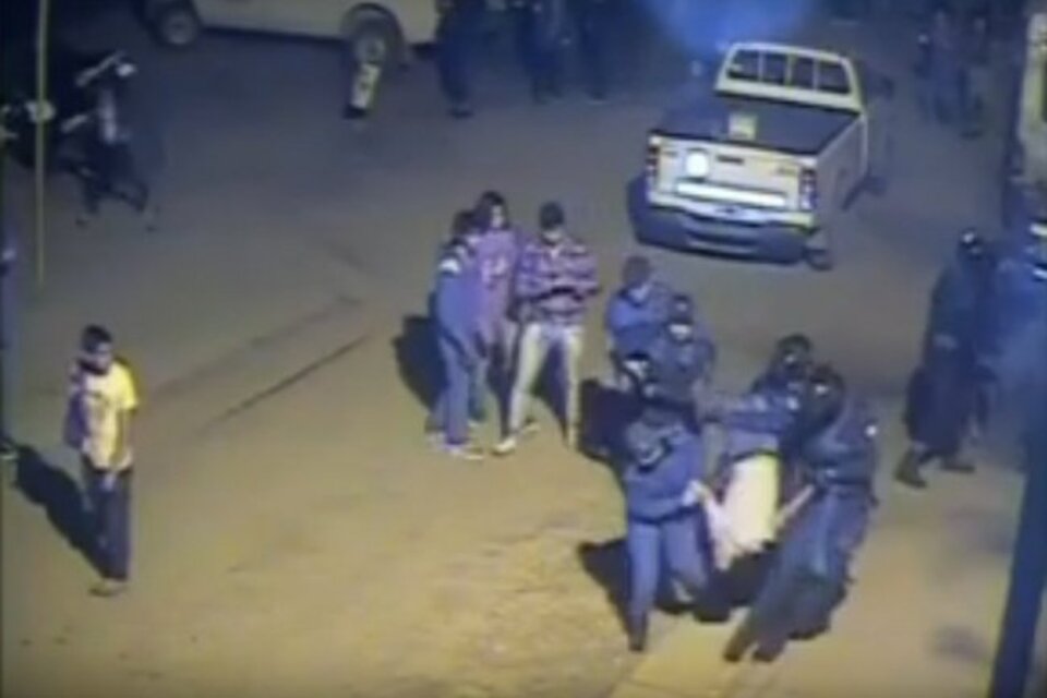 El video muestra también cómo se llevaron a los estudiantes detenidos.