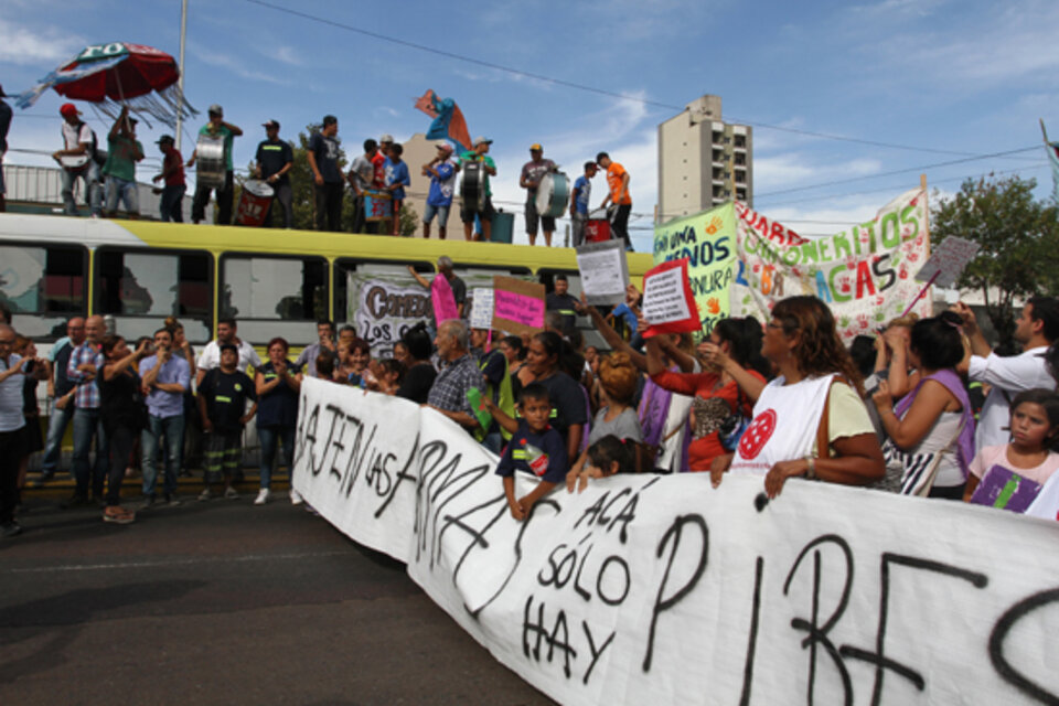 La marcha frente al municipio de Lanúis en repudio a la represión en los Cartoneritos (Fuente: Bernardino Avila)