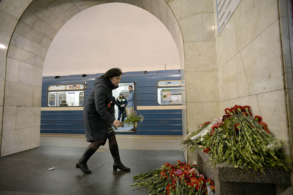 Decenas de personas llevaron flores al lugar del atentado. (Fuente: AFP)