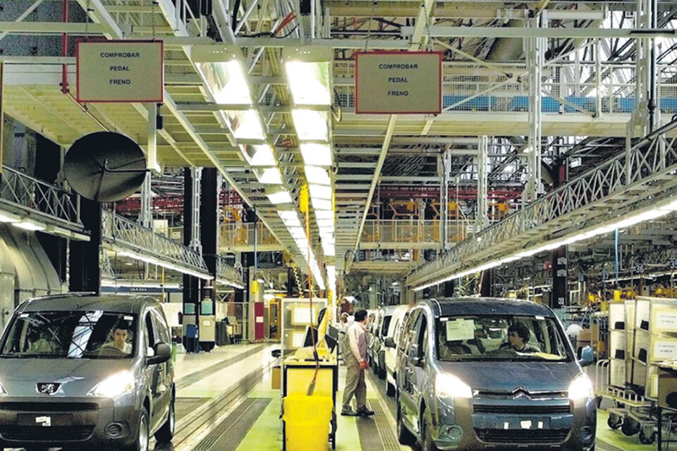 La producción de autos se está viendo jaqueada por la caída de la demanda y el aumento de la importación.
