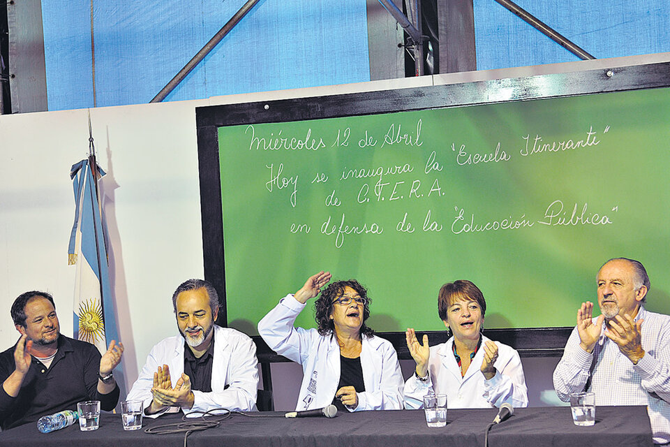 Los dirigentes docentes Eduardo López, Sonia Alesso, María Laura Torre, y Hugo Yasky, ayer, en la escuela itinerante. (Fuente: Pablo Piovano)