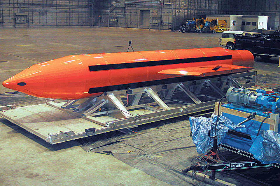 Fotografía del Departamento de Defensa de EE.UU. mostrando un ejemplar de la bomba GBU-43 MOAB, similar a la arrojada ayer en Afganistán.  (Fuente: EFE)