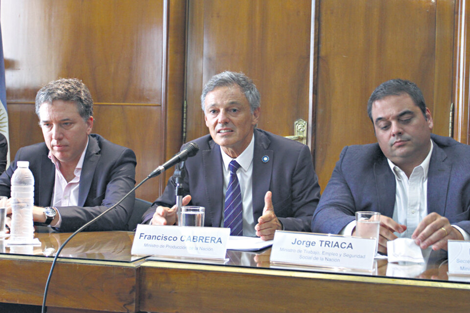Nicolás Dujovne, Francisco Cabrera y Jorge Triaca afirmaron que el proyecto llegará rápidamente al Congreso por instrucción presidencial. (Fuente: Bernardino Avila)
