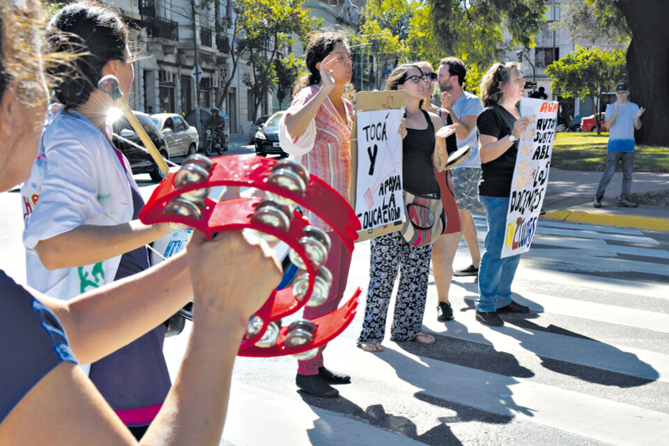 En varias escuelas porteñas hubo protestas de los docentes ayer, para reclamar el llamado a paritarias. (Fuente: Pablo Piovano)