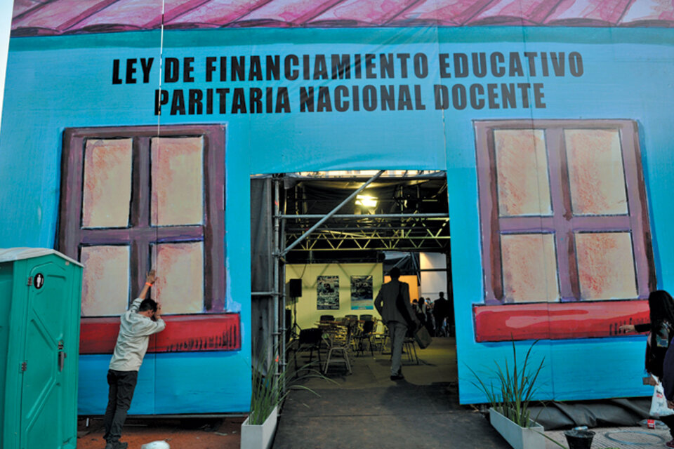 Los dirigentes de la IE vinieron al país y encontraron a los docentes argentinos en pleno conflicto. (Fuente: Pablo Piovano)