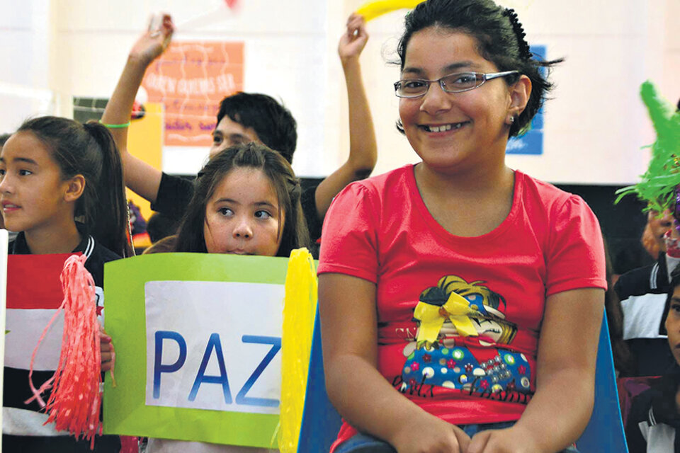 Los chicos fueron recibidos con carteles, banderas y serpentinas en la escuela Corazón Victoria. (Fuente: Agencia de Noticias San Luis)