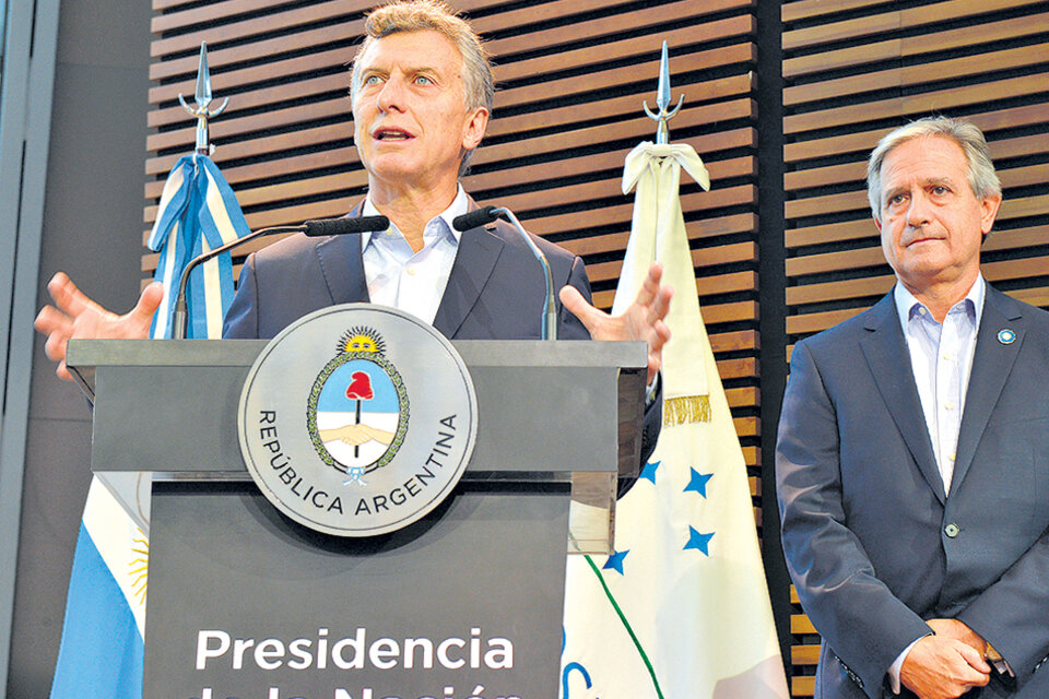 Macri junto al ministro de Modernización, Andrés Ibarra, en el relanzamiento del INAP. (Fuente: DyN)