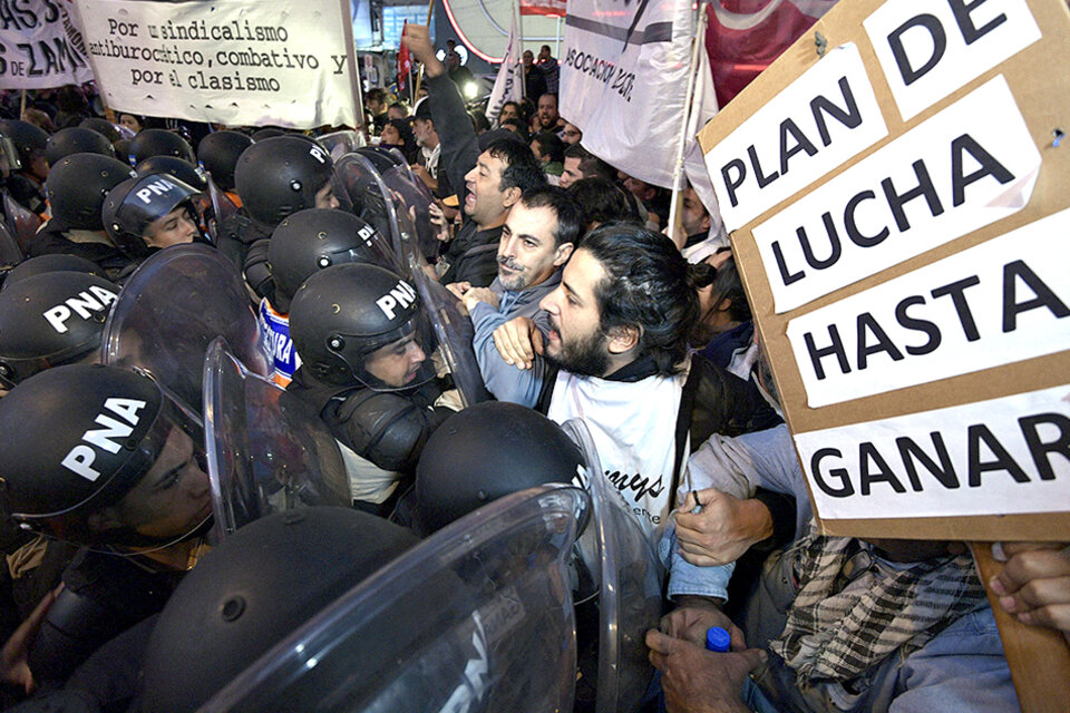 Los efectivos de Gendarmería a puro forcejeo para desalojar a los manifestantes de izquierda. (Fuente: AFP)