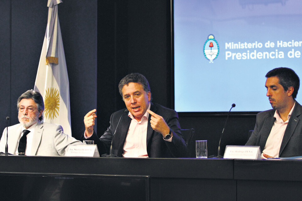 El titular de la AFIP, Alberto Abad, con el ministro de Hacienda, Nicolás Dujovne. Las multas sumaron el equivalente a un mes de recaudación. (Fuente: Leandro Teysseire)