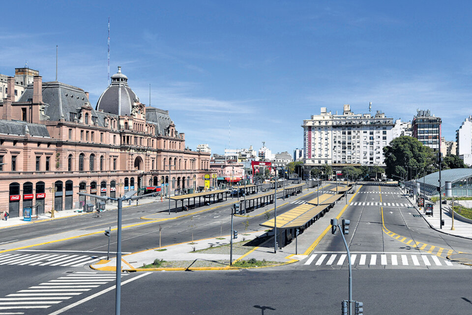 Plaza Constitución, al mediodía. Una imagen que habla por sí sola de la contundencia del paro. (Fuente: AFP)
