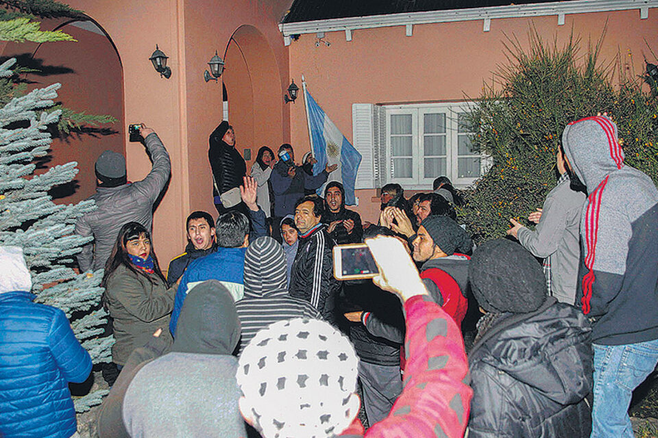 El grupo de manifestantes traspasó la reja e intentó forzar las puertas.