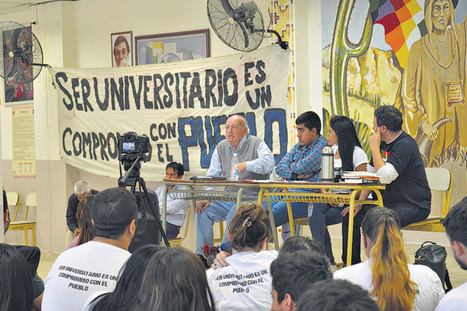 Raúl Noro, el marido de Milagro Sala, con los universitarios en la sede de la Tupac Amaru.