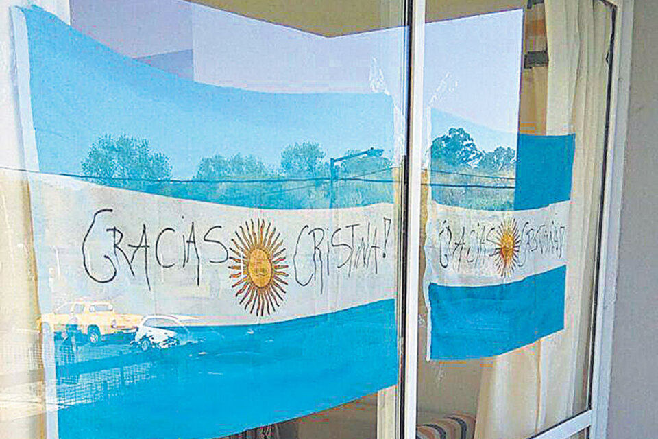 En Castelar recibieron a Macri con carteles a favor de Cristina Kirchner. 