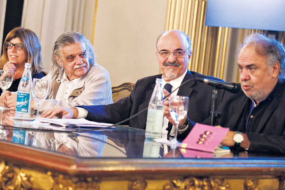 Horacio González recibió la distinción por iniciativa del legislador del FpV Carlos Tomada. (Fuente: Joaquín Salguero)