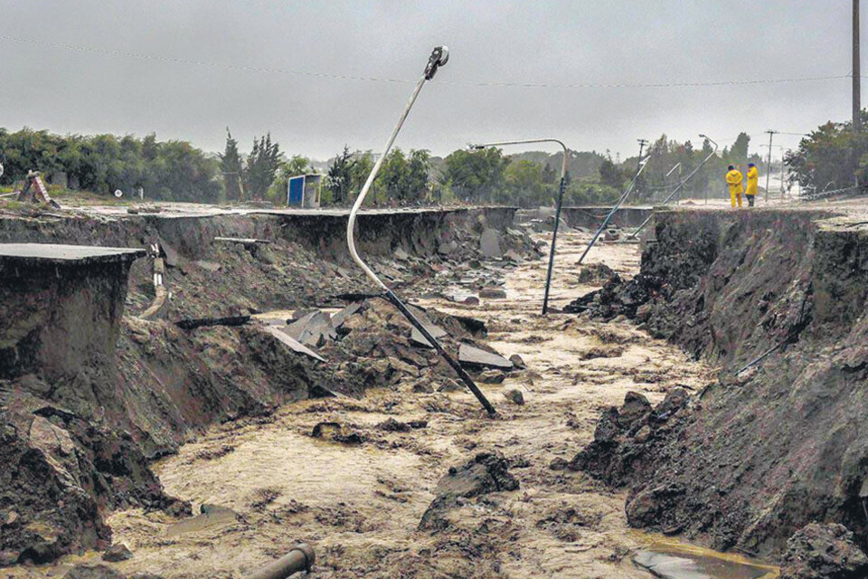 El río de barro y piedra (antes una avenida céntrica) es un ejemplo de los daños sufridos por Comodoro. (Fuente: Télam)