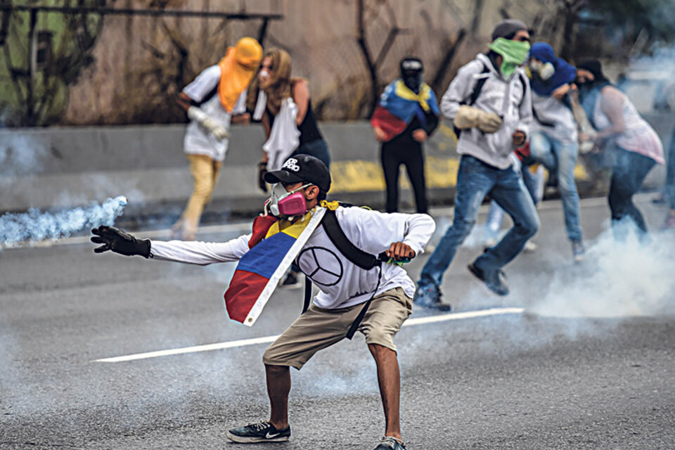 Los manifestantes opositores chocaron con la policía en Caracas.