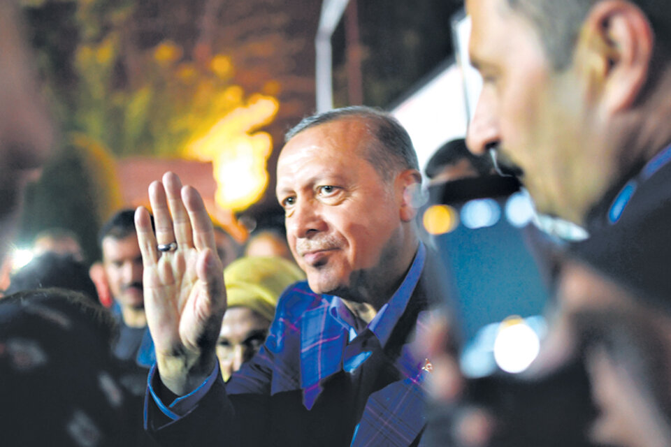 Erdogan dijo que tras la votación y su resultado a favor podría revisar el acuerdo de deportaciones. (Fuente: AFP)
