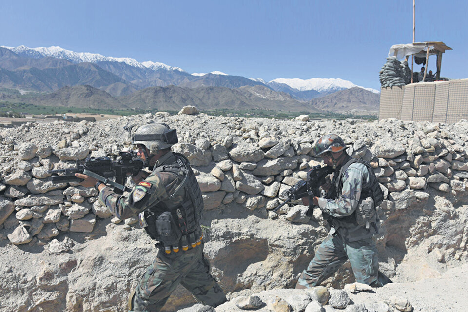 Militares afganos toman posición cerca de donde explotó “la Madre de todas las bombas”. (Fuente: EFE)