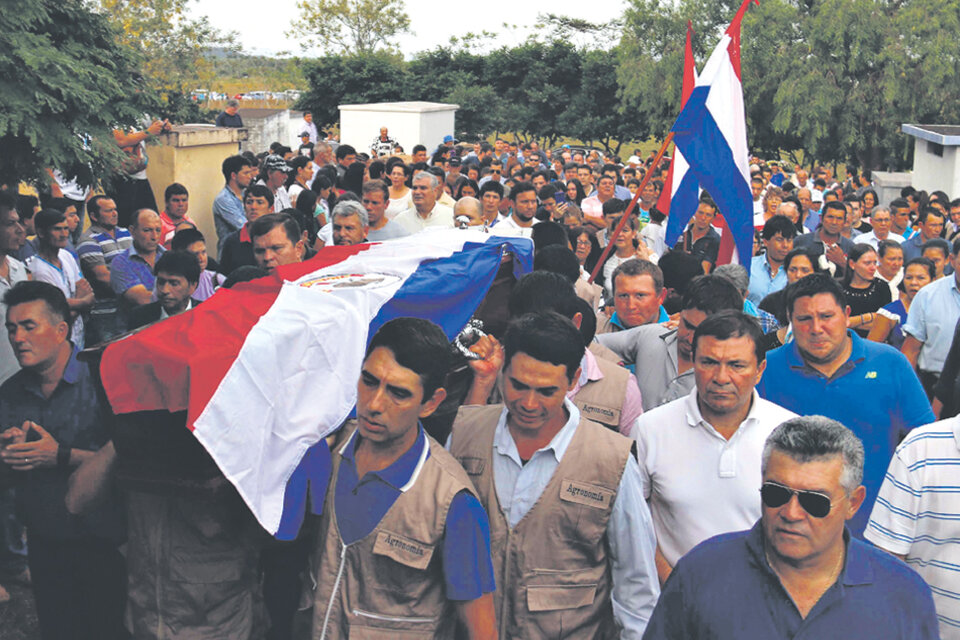 Cientos de personas acompañaron el féretro de Rodrigo Quintana.