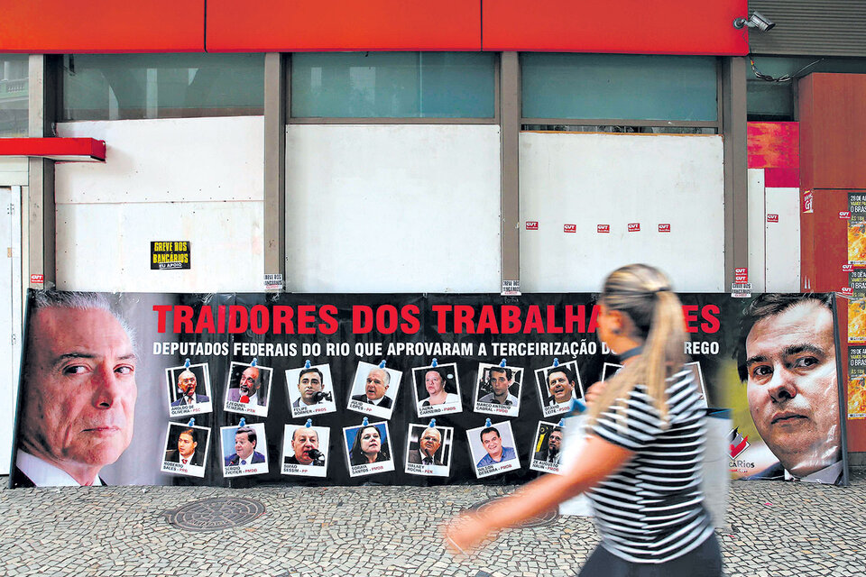 Negocios cerrados, calles semivacías y carteles en contra del gobierno de Temer: postal del paro general en Río de Janeiro.