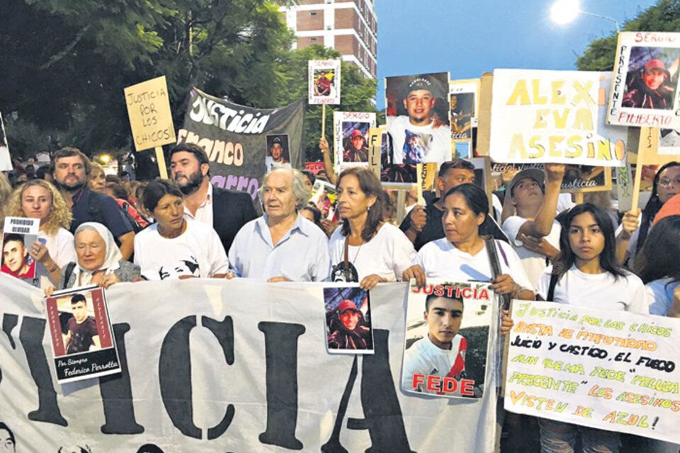 La marcha en reclamo de justicia, al cumplirse un mes de la masacre de Pergamino. A la cabeza, Nora Cortiñas y Adolfo Pérez Esquivel.
