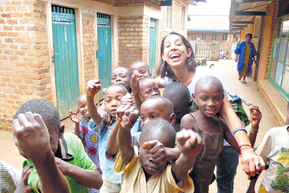 Josefina Martorell en el Congo con un grupo de niños.