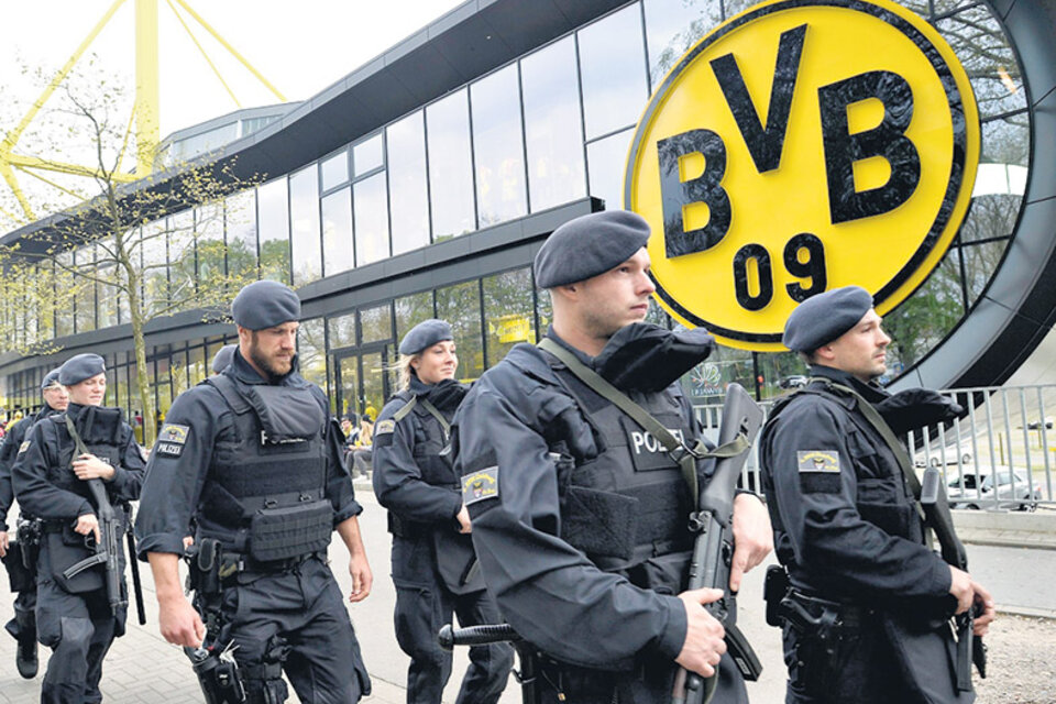 Policías vigilan el estadio del Borussia Dortmund después del ataque. (Fuente: EFE)