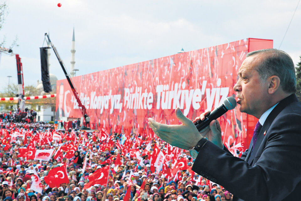 Erdogan hace campaña en favor de la reforma constitucional en Conya, Turquía. (Fuente: AFP)