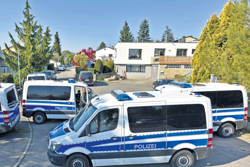Camionetas policiales en el lugar de la detención del atacante, cerca de Tubinga.