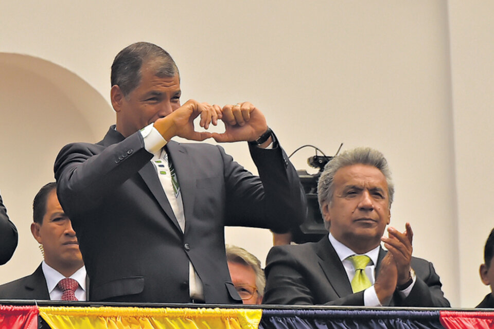 Correa junto a su delfín Lenín Moreno, en el balcón del Palacio de Carondelet. (Fuente: AFP)