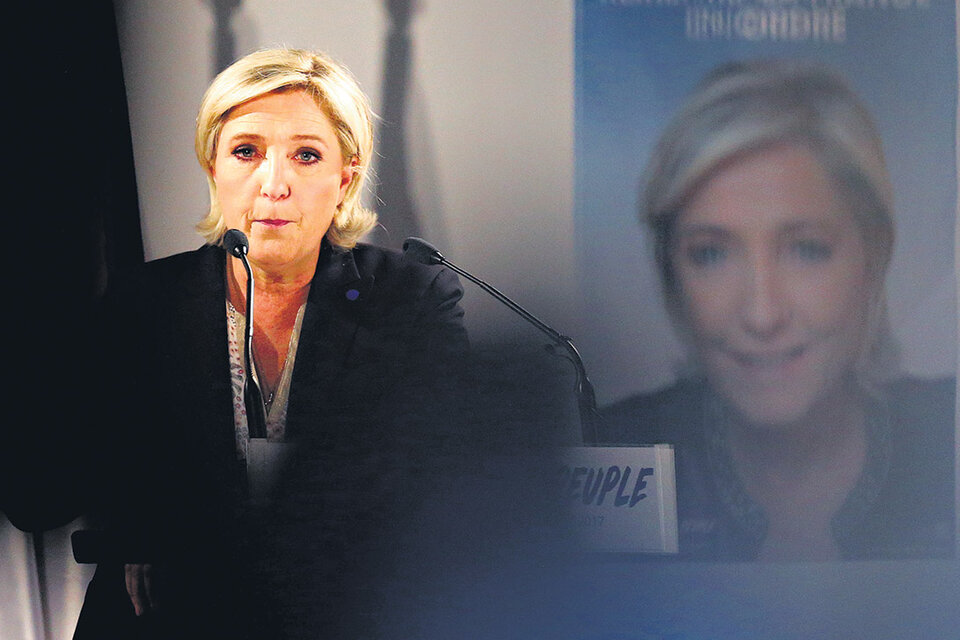 Le Pen da un discurso durante un acto de campaña del Frente Nacional en Arcis-sur-Aube, Este de Francia. (Fuente: AFP)