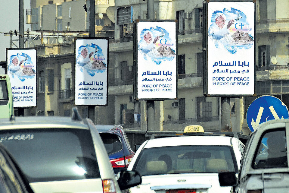En El Cairo se ven carteles de bienvenida a Francisco, quien llega hoy para una visita de poco más de 24 horas. (Fuente: AFP)