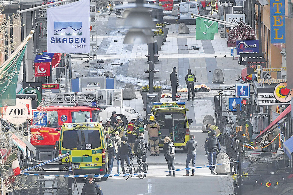 Miembros de la policía sueca evacuan el lugar del atentado en el que murieron cuatro personas atropelladas.