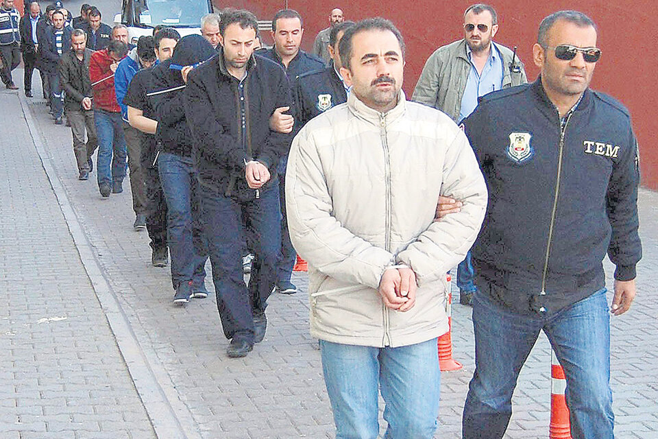 Una fila de detenidos marcha a la cárcel en Kayseri, Turquía. (Fuente: EFE)