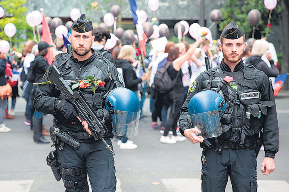 Manifestación de esposas y compañeros de policías franceses en París exigiendo seguridad.  (Fuente: AFP)
