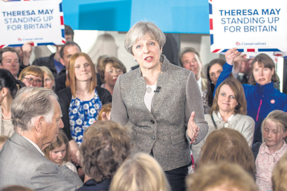 Theresa May en un acto político ayer en el pueblo Banchory, en el noreste de Escocia. (Fuente: AFP)