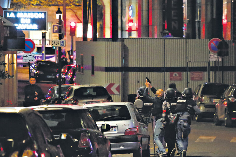 Policías patrullan cerca del lugar donde ocurrió el tiroteo que dejó un muerto y dos heridos en el centro de Paris. (Fuente: AFP)
