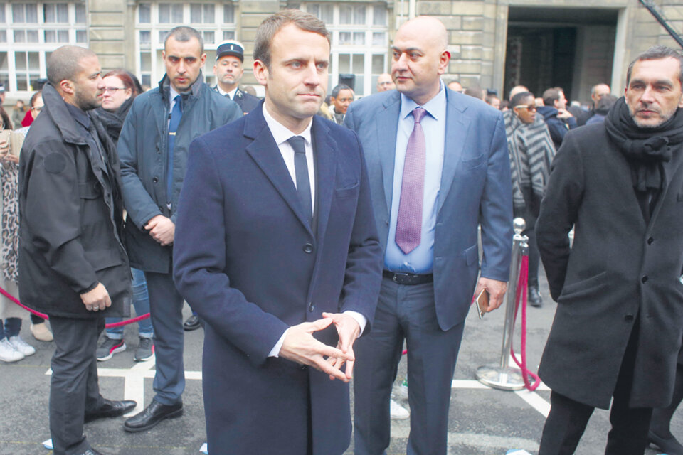 Emmanuel Macron, favorito para la segunda vuelta, participó del homenaje a Xavier Jugel. (Fuente: EFE)