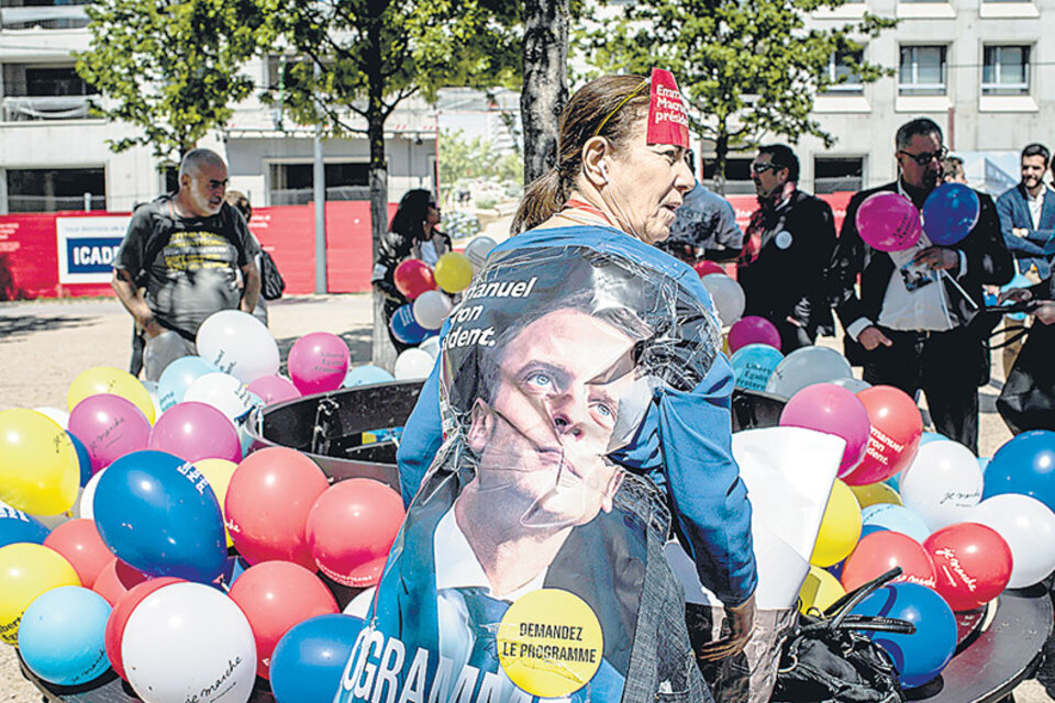 Un simpatizante se Macron hace campaña con globos ayer en Lyon. (Fuente: AFP)